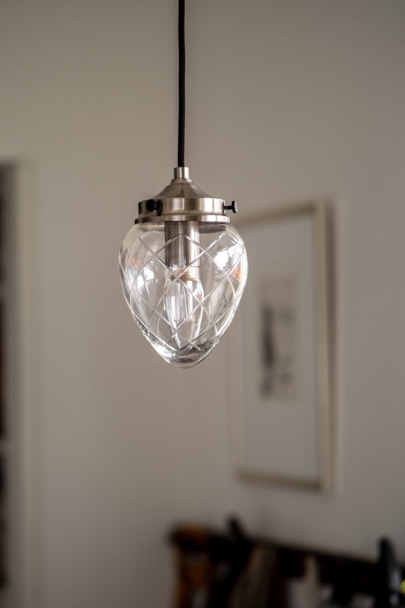 Juni Ø10 Antiikkiteräs/läpinäkyvä ikkunavalaisin valmistajalta Globen Lighting - Juni vie sinut ajassa taaksepäin 1900-luvun alkupuolelle kauniilla hiotulla lasillaan ja metallisella varjostimellaan.