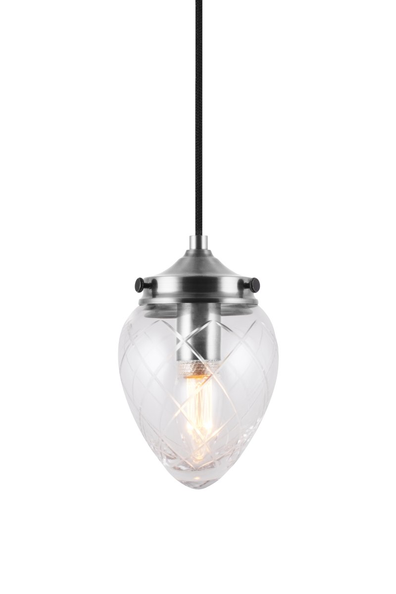 Juni Ø10 Antiikkiteräs/läpinäkyvä ikkunavalaisin valmistajalta Globen Lighting - Juni vie sinut ajassa taaksepäin 1900-luvun alkupuolelle kauniilla hiotulla lasillaan ja metallisella varjostimellaan.
