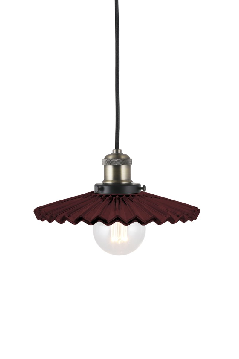 Cobbler Ø25 Burgundi kattovalaisin valmistajalta Globen Lighting - Valaisimessa on laskostettu lasivarjostin, joka tarjoaa kauniin valonlevityksen.
