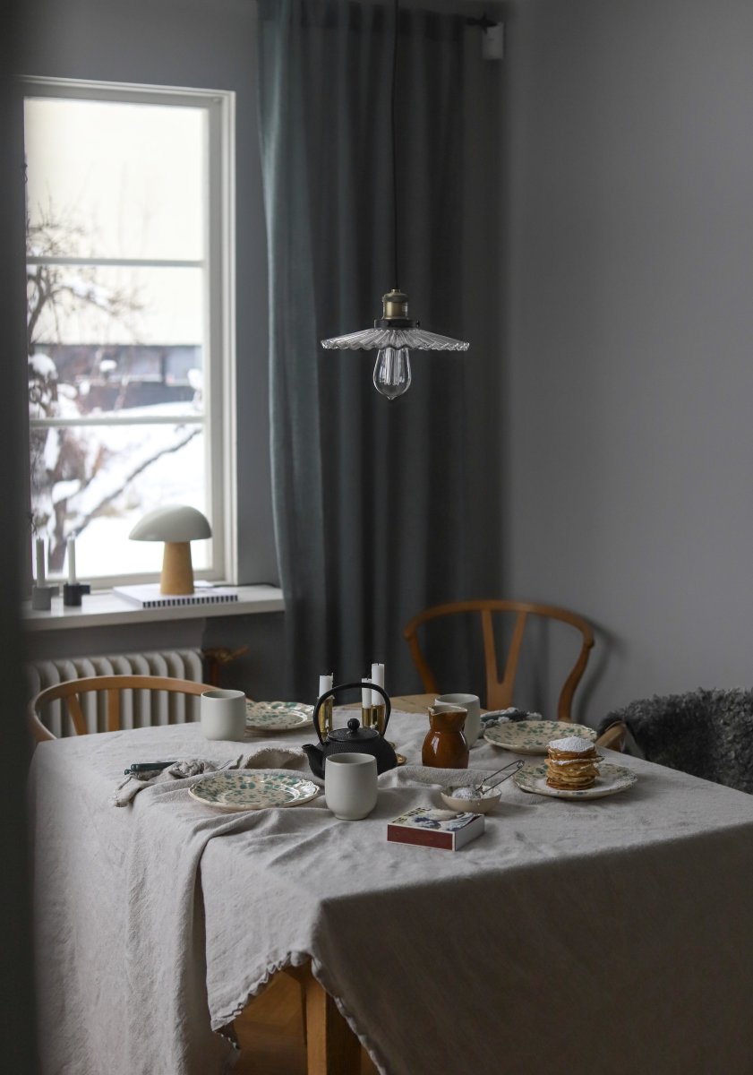 Cobbler Ø25 Läpinäkyvä kattovalaisin valmistajalta Globen Lighting - Valaisimessa on laskostettu lasivarjostin, joka tarjoaa kauniin valonlevityksen.
