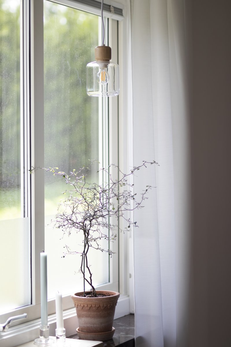 DOT Ø10 Läpinäkyvä ikkunavalaisin valmistajalta Globen Lighting - Roger Perssonin suunnittelema DOT-valaisin on saanut inspiraationsa lasipullosta, jossa on koristeellinen kansi.