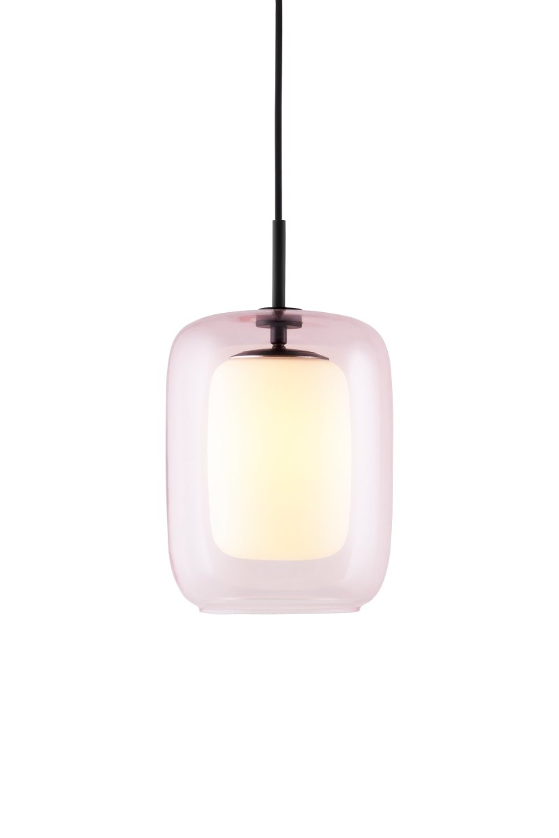 Cuboza Ø20 Persikka kattovalaisin valmistajalta Globen Lighting - Lamppua peitt&auml;v&auml; sis&auml;inen mattavalkoinen lasi on ulomman lasin sis&auml;ll&auml;, joka on suupuhallettu haalean vaaleanpunaisen persikanv&auml;risen&auml;.