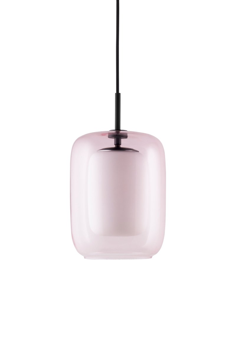 Cuboza Ø20 Persikka kattovalaisin valmistajalta Globen Lighting - Lamppua peitt&auml;v&auml; sis&auml;inen mattavalkoinen lasi on ulomman lasin sis&auml;ll&auml;, joka on suupuhallettu haalean vaaleanpunaisen persikanv&auml;risen&auml;.