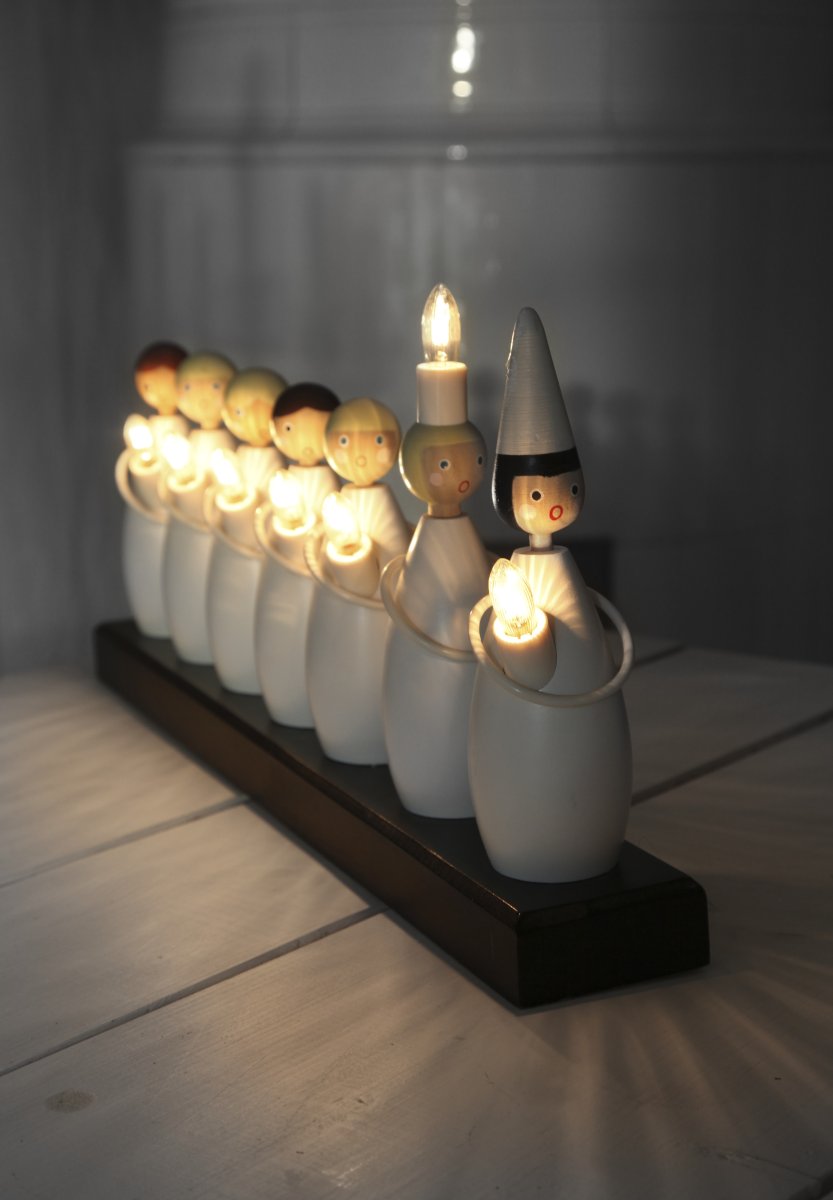 Lucia Choir Valkoinen valmistajalta Star Trading - Mukana 1,8 metrin valkoinen johto, virtakytkin ja pistoke.