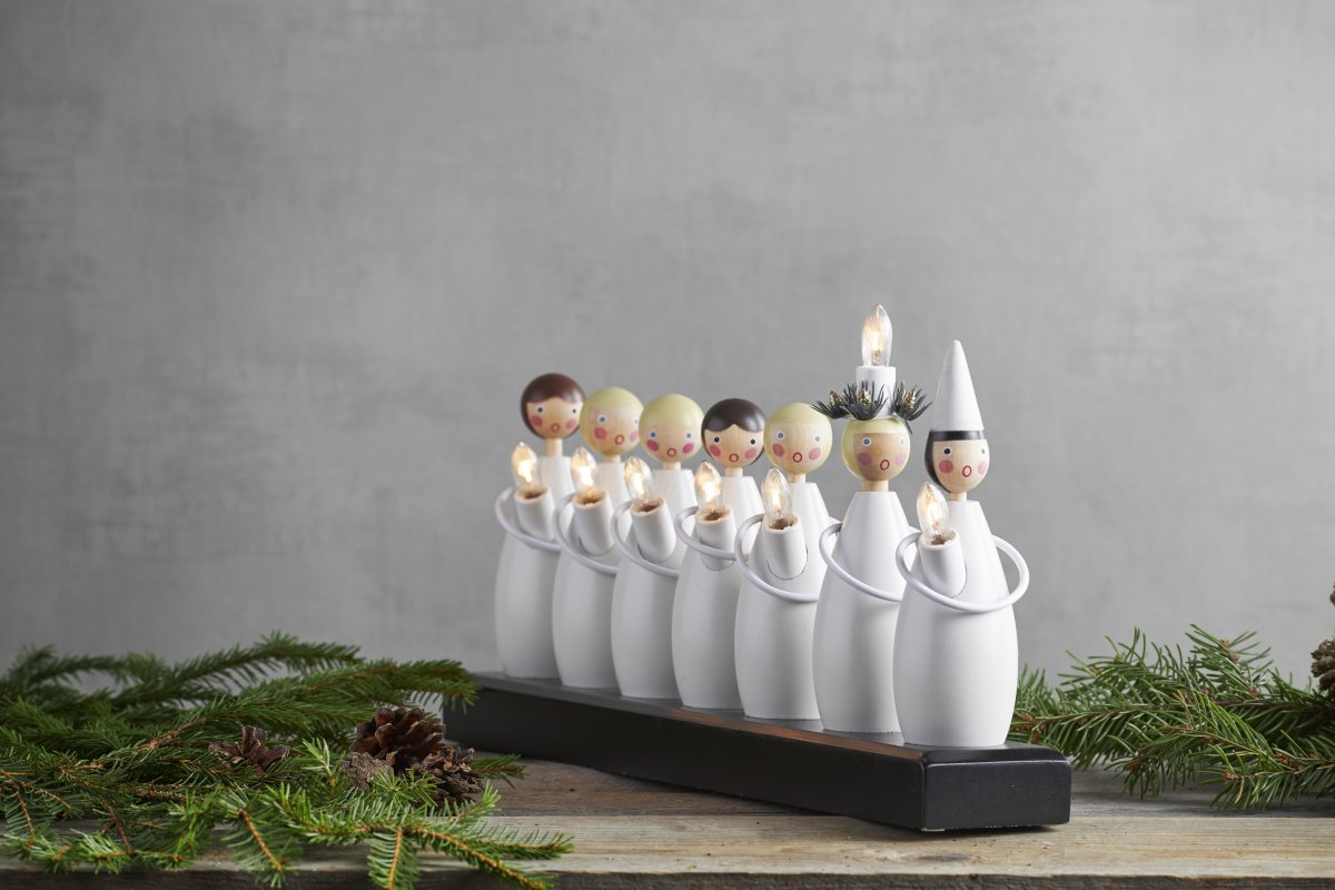 Lucia Choir Valkoinen valmistajalta Star Trading - Mukana 1,8 metrin valkoinen johto, virtakytkin ja pistoke.