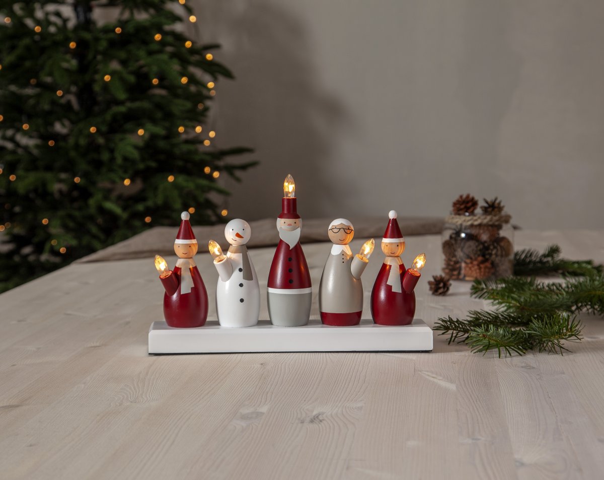 Santa Family Monikäyttöinen valmistajalta Star Trading - Kynttil&auml;njalka on k&auml;sinmaalattu, mik&auml; voi aiheuttaa eroja ja j&auml;lki&auml;, joita ei voida v&auml;ltt&auml;&auml;.