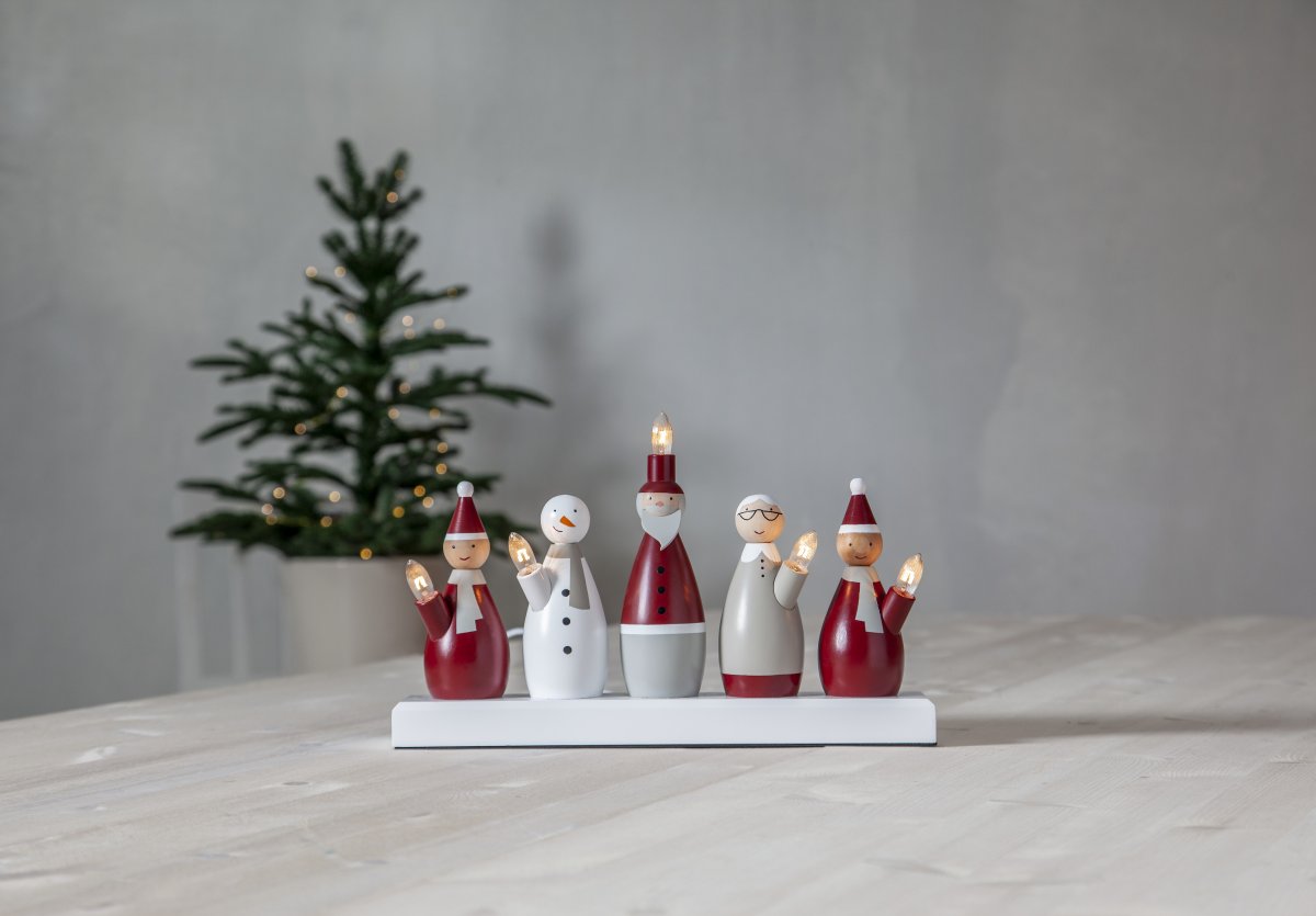 Santa Family Monikäyttöinen valmistajalta Star Trading - Kynttil&auml;njalka on k&auml;sinmaalattu, mik&auml; voi aiheuttaa eroja ja j&auml;lki&auml;, joita ei voida v&auml;ltt&auml;&auml;.