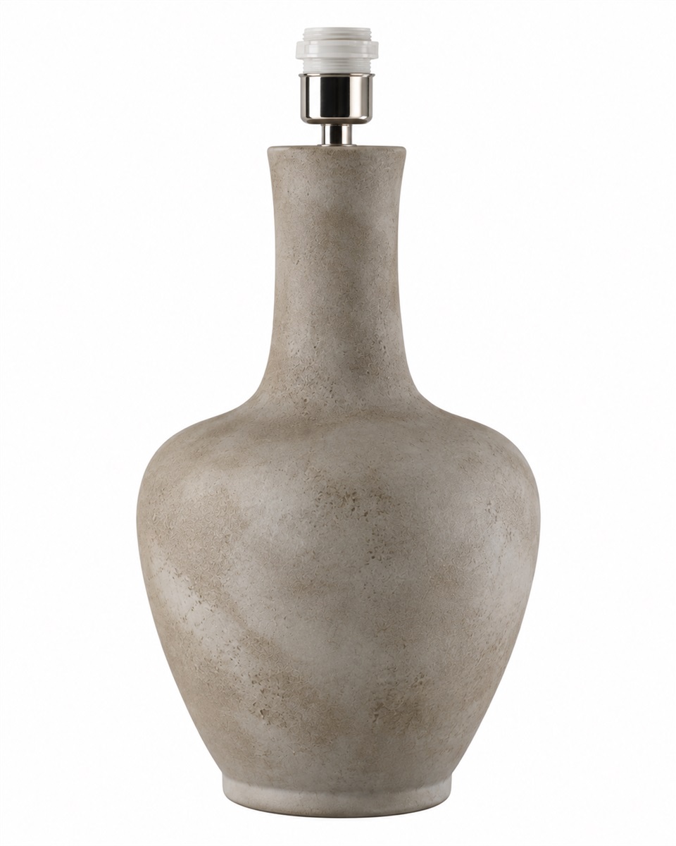 Dilbar 54cm Sand lampunjalka valmistajalta Hallbergs - Dilbar lampfot &auml;r tillverkad i keramik och har en mjuk sandgr&aring; f&auml;rg som ger ett varmt och stilrent uttryck.