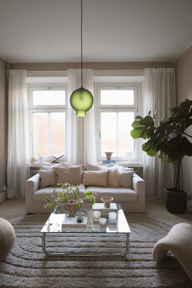 Bams Ø25 Vihreä kattovalaisin valmistajalta Globen Lighting - Bams-riippuvalaisin, jossa on moderni muoto ja kaunis himme&auml; lasi, tuo pehme&auml;n ja hillityn hehkun sisustukseen.