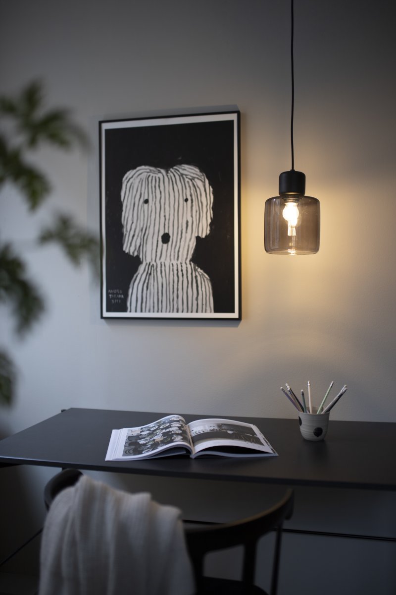 DOT Ø15 Savunvärinen kattovalaisin valmistajalta Globen Lighting - Roger Perssonin suunnittelema DOT-valaisin on saanut inspiraationsa lasipullosta, jossa on koristeellinen kansi.