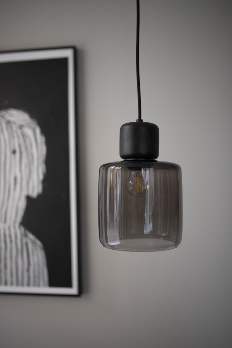 DOT Ø15 Savunvärinen kattovalaisin valmistajalta Globen Lighting - Roger Perssonin suunnittelema DOT-valaisin on saanut inspiraationsa lasipullosta, jossa on koristeellinen kansi.