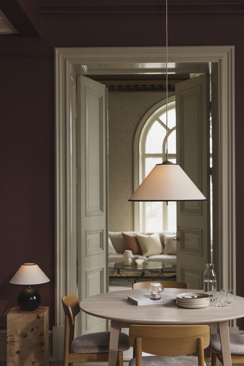 Iris Ø50 Kermanvalkoinen kattovalaisin valmistajalta Globen Lighting - Iris on elegantti kattovalaisin, jossa on rautaa, messinkiviimeistely ja käsintehty tekstiilivarjostin kermanvärisestä puuvillasta.