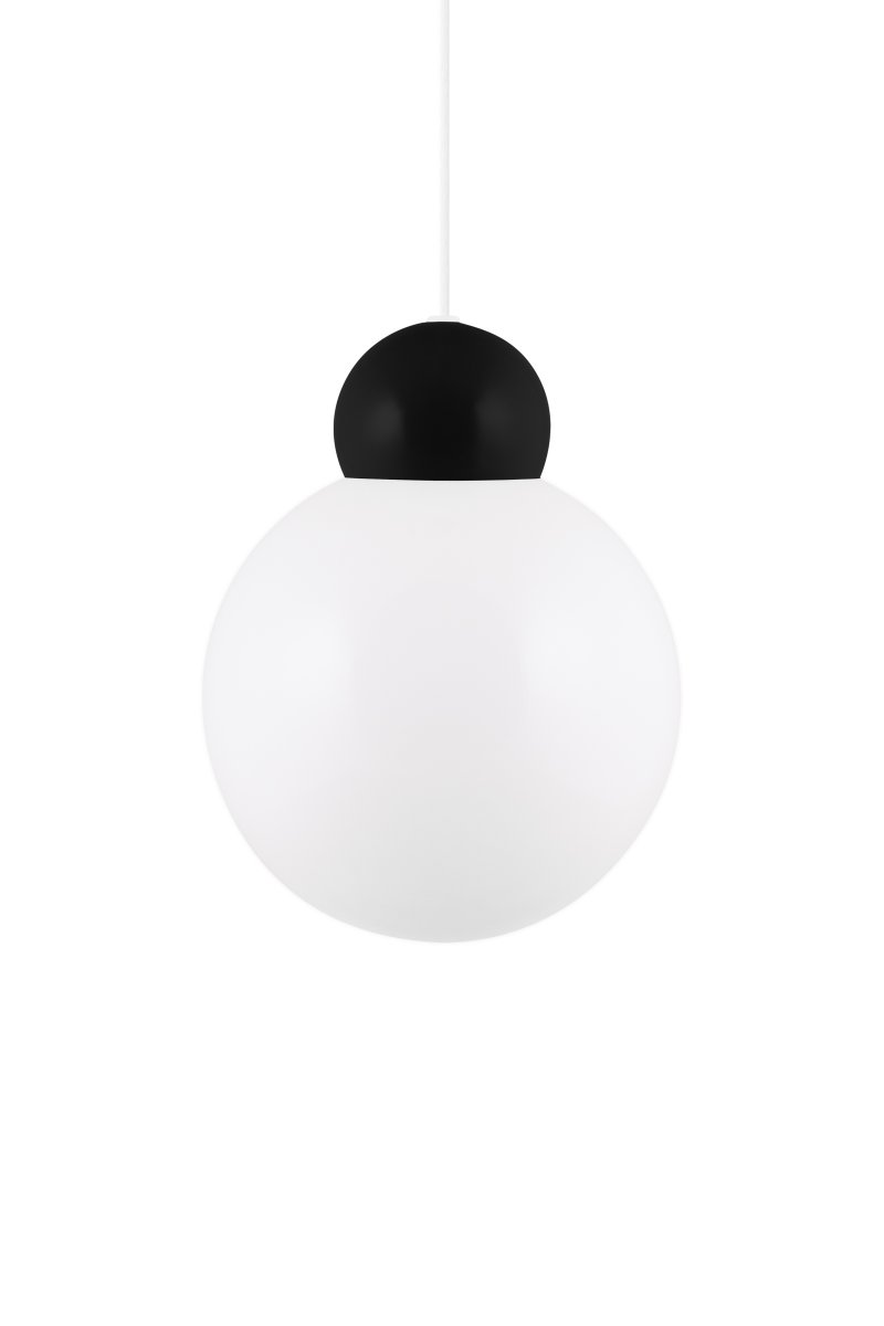 Ripley Ø25 Musta kattovalaisin valmistajalta Globen Lighting - Valaisin on valmistettu metallista ja siin&auml; on opaalinvalkoinen lasivarjostin, joka levitt&auml;&auml; kauniisti valoa huoneeseen.