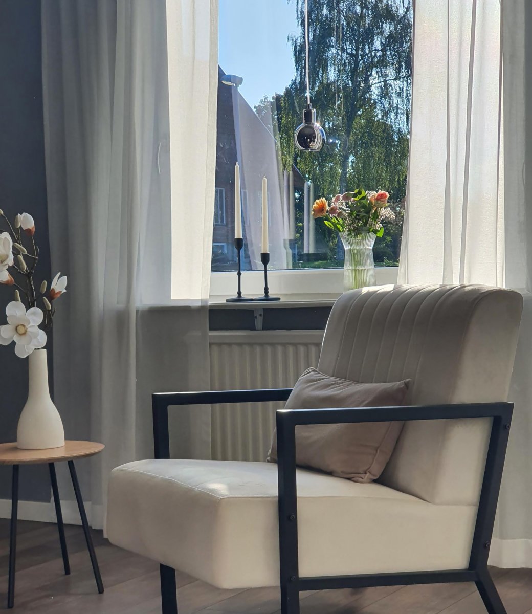 Leah Ø10 Savun värinen ikkunavalaisin valmistajalta Aneta Lighting - Leah-ikkunavalaisin yhdistää lasia ja metallia tyylikkäällä tavalla.