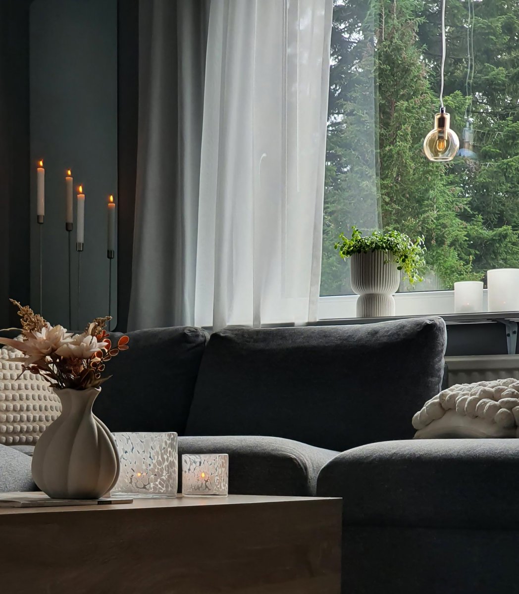 Leah Ø10 Keltainen ikkunavalaisin valmistajalta Aneta Lighting - Leah-ikkunavalaisin yhdistää lasia ja metallia elegantilla tavalla.