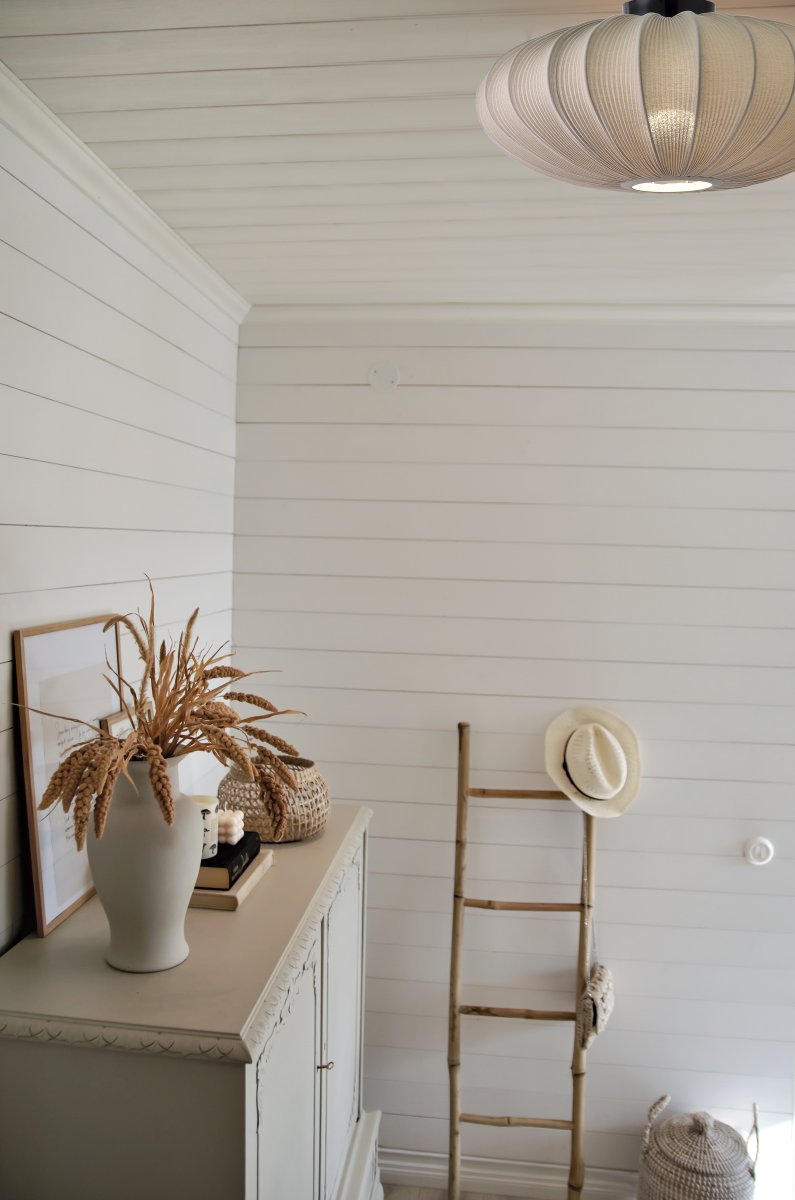 Mamsell Ø55 Harmaa plafondi valmistajalta Aneta Lighting - Mamsell-plafoni on p&auml;&auml;llystetty hienosti laskostetulla joustavalla kankaalla, joka antaa miellytt&auml;v&auml;n, hieman himme&auml;n valon.