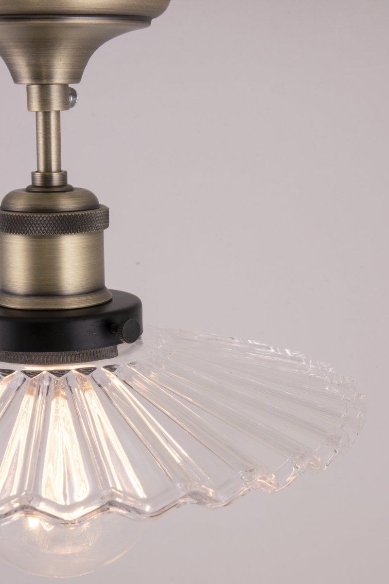 Cobbler Ø25 Läpinäkyvä plafondi valmistajalta Globen Lighting - Cobbler on uusi versio klassisesta suutarivalaisimesta, joka sopii täydellisesti monenlaisiin sisustustyyleihin.
