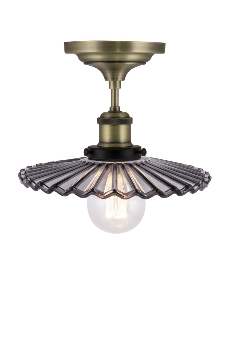 Cobbler Ø25 Savunvärinen plafondi valmistajalta Globen Lighting - Cobbler on uusi versio klassisesta suutarivalaisimesta, joka sopii täydellisesti monenlaisiin sisustustyyleihin.