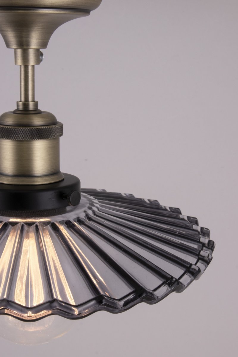 Cobbler Ø25 Savunvärinen plafondi valmistajalta Globen Lighting - Cobbler on uusi versio klassisesta suutarivalaisimesta, joka sopii täydellisesti monenlaisiin sisustustyyleihin.