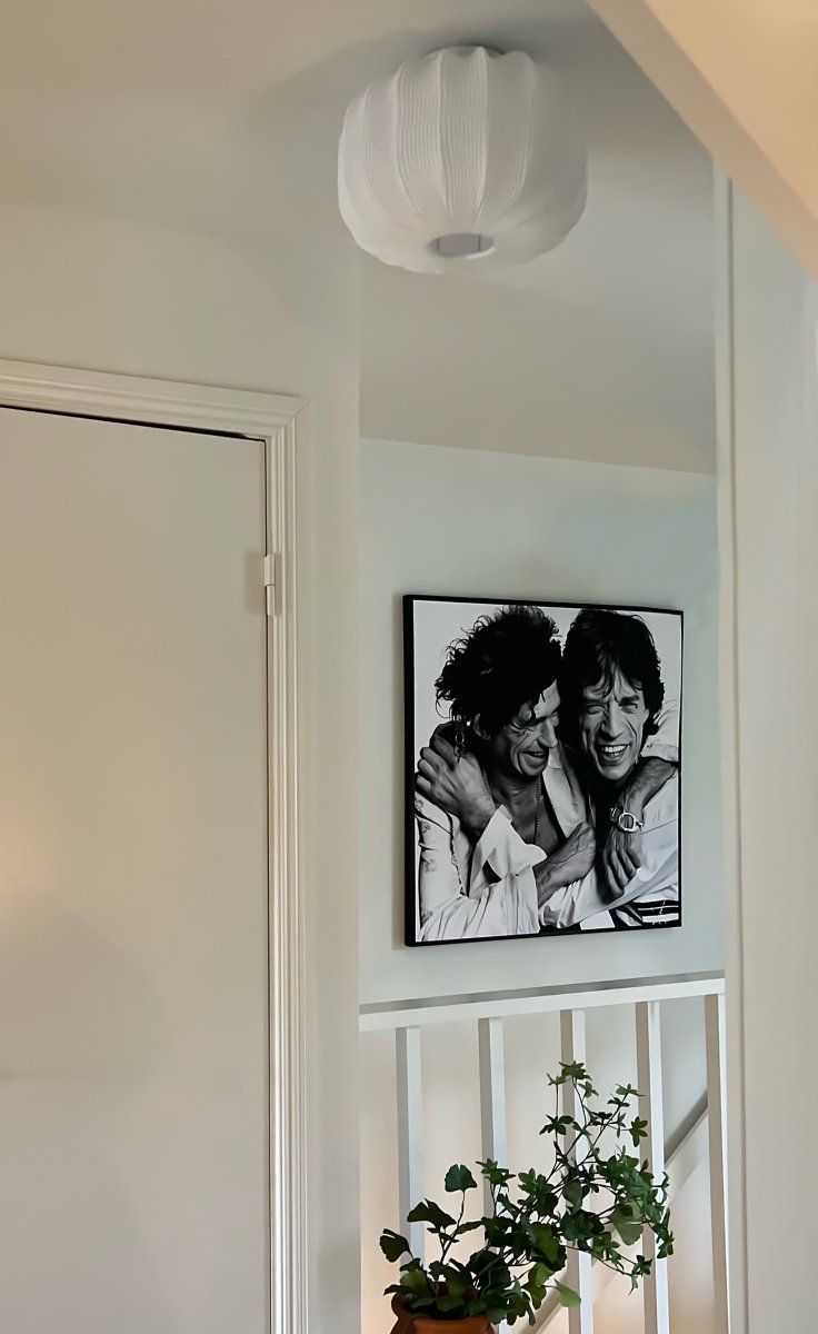 Madame Ø33 Valkoinen plafondi valmistajalta Aneta Lighting - Kattokuppi valkoista metallia koukkuripustuksella ja riviliittimell&auml;, lampun pistoke voidaan asentaa.