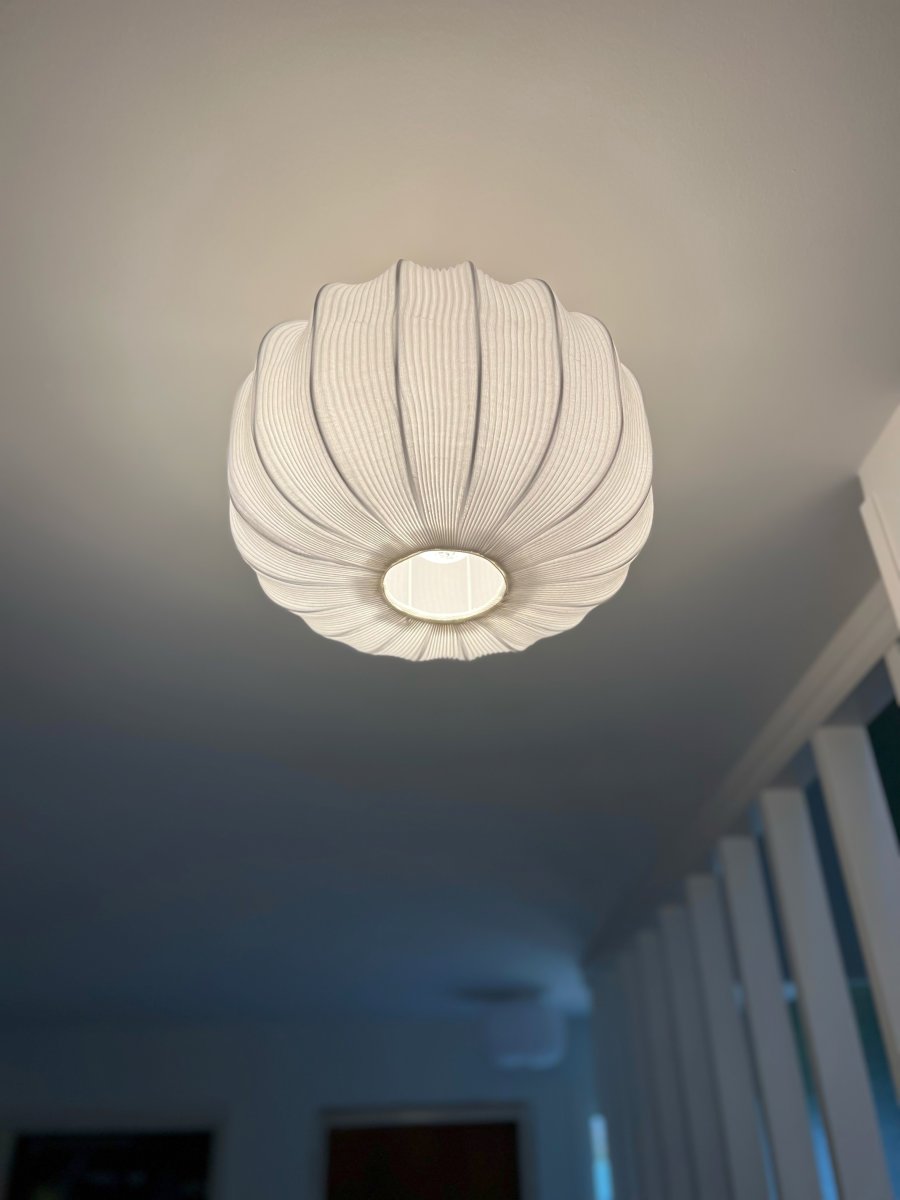 Madame Ø33 Valkoinen plafondi valmistajalta Aneta Lighting - Kattokuppi valkoista metallia koukkuripustuksella ja riviliittimell&auml;, lampun pistoke voidaan asentaa.
