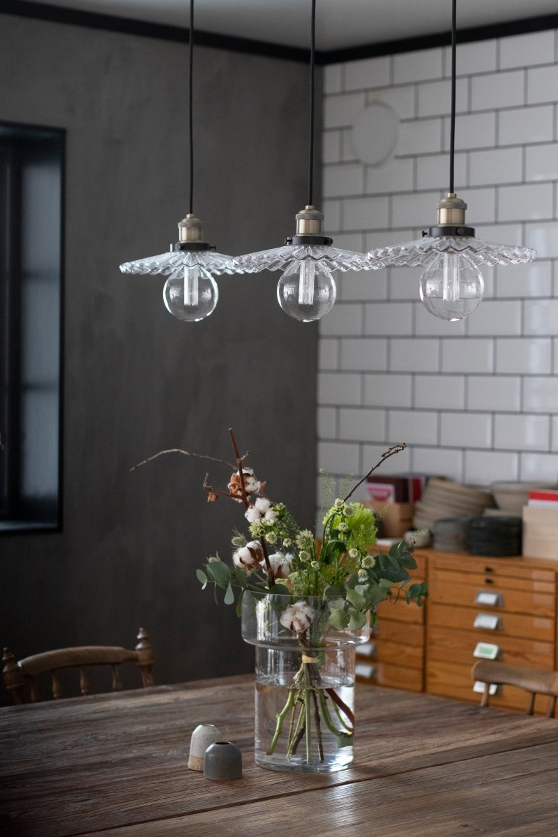 Cobbler 90cm Selkeä kattovalaisin valmistajalta Globen Lighting - Valaisimessa on kolme 120 cm pitkää mustaa tekstiilikaapelia, joiden korkeus on säädettävissä, sekä kattokuppi mustasta metallista.