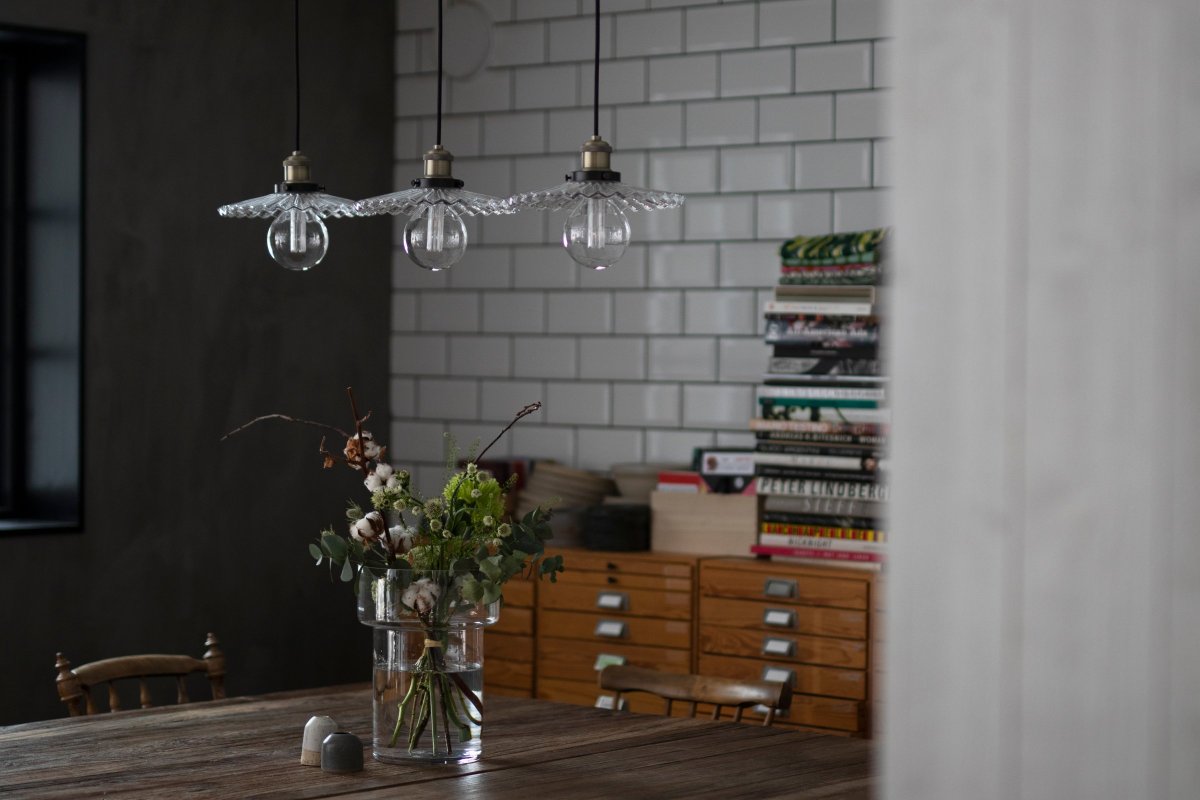 Cobbler 90cm Selkeä kattovalaisin valmistajalta Globen Lighting - Valaisimessa on kolme 120 cm pitkää mustaa tekstiilikaapelia, joiden korkeus on säädettävissä, sekä kattokuppi mustasta metallista.