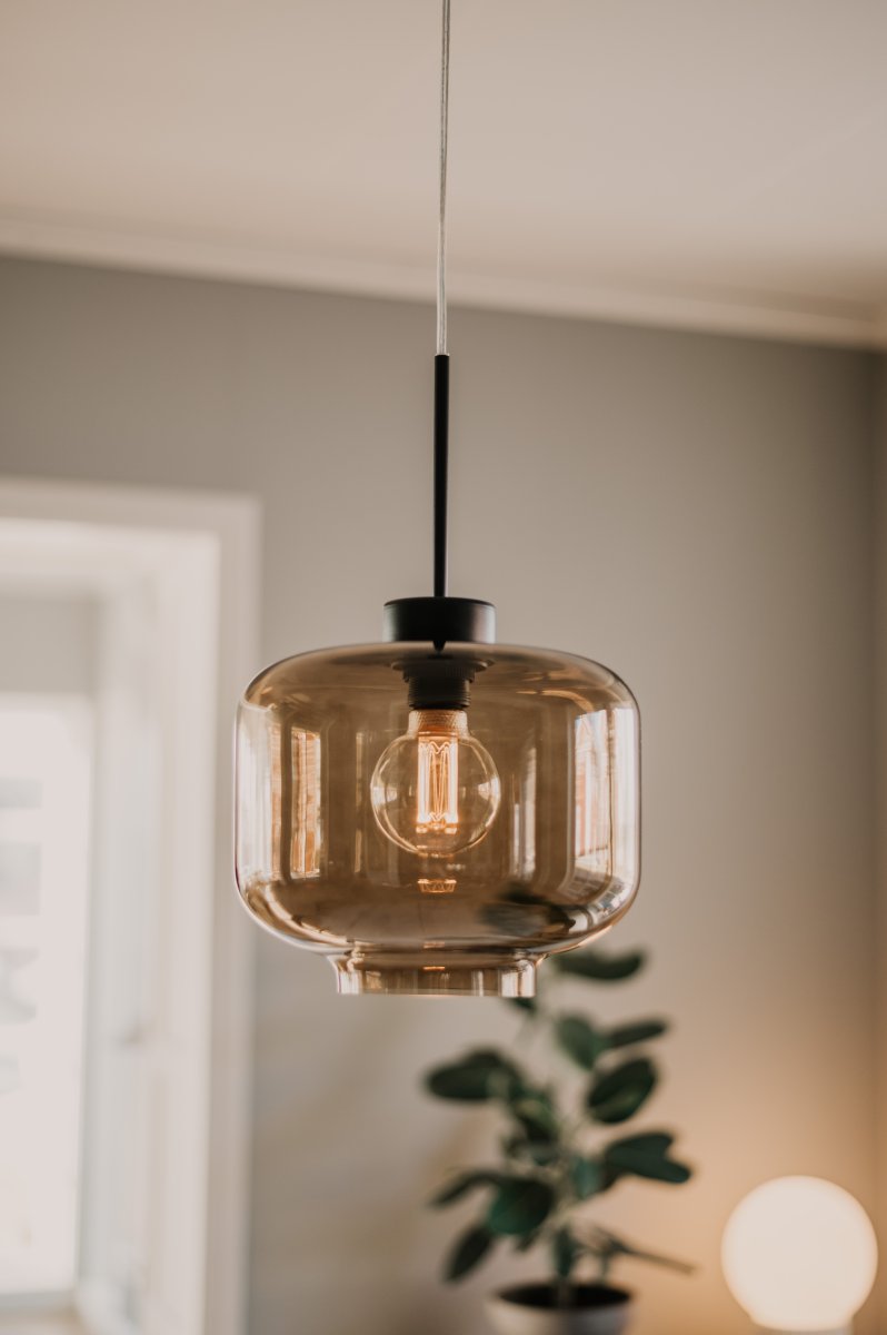 Ritz Ø25 Ruskea kattovalaisin valmistajalta Globen Lighting - Se yhdist&auml;&auml; lasia ja metallisia yksityiskohtia ja luo l&auml;mpim&auml;n tunnelman huoneeseen.