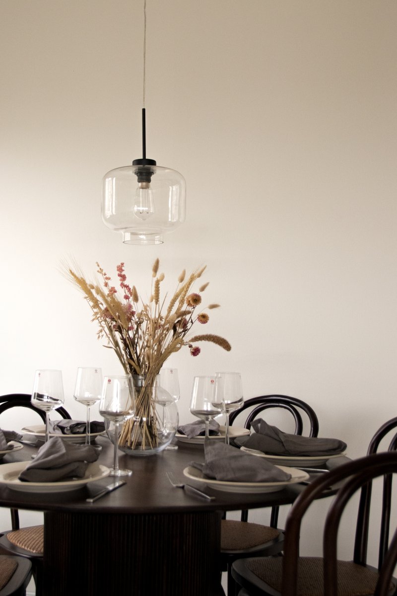 Ritz Ø25 Läpinäkyvä kattovalaisin valmistajalta Globen Lighting - Se yhdist&auml;&auml; lasia ja metallisia yksityiskohtia ja luo l&auml;mpim&auml;n tunnelman huoneeseen.