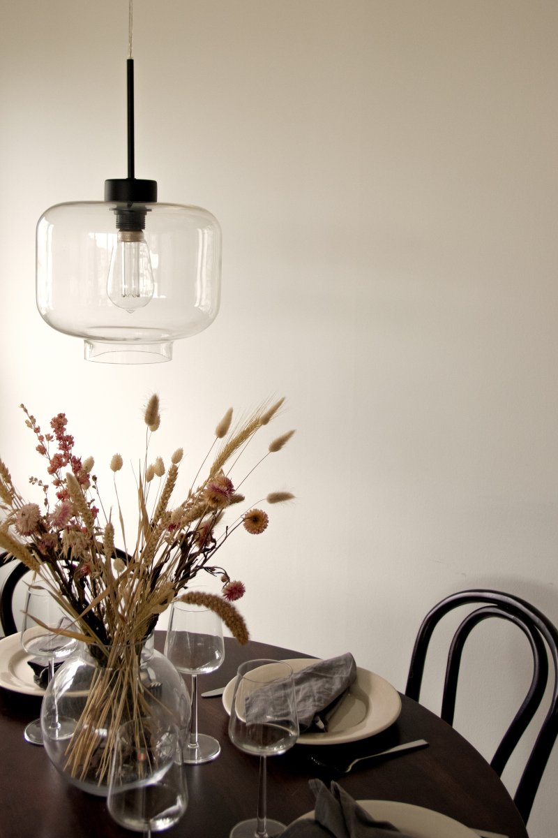 Ritz Ø25 Läpinäkyvä kattovalaisin valmistajalta Globen Lighting - Se yhdist&auml;&auml; lasia ja metallisia yksityiskohtia ja luo l&auml;mpim&auml;n tunnelman huoneeseen.