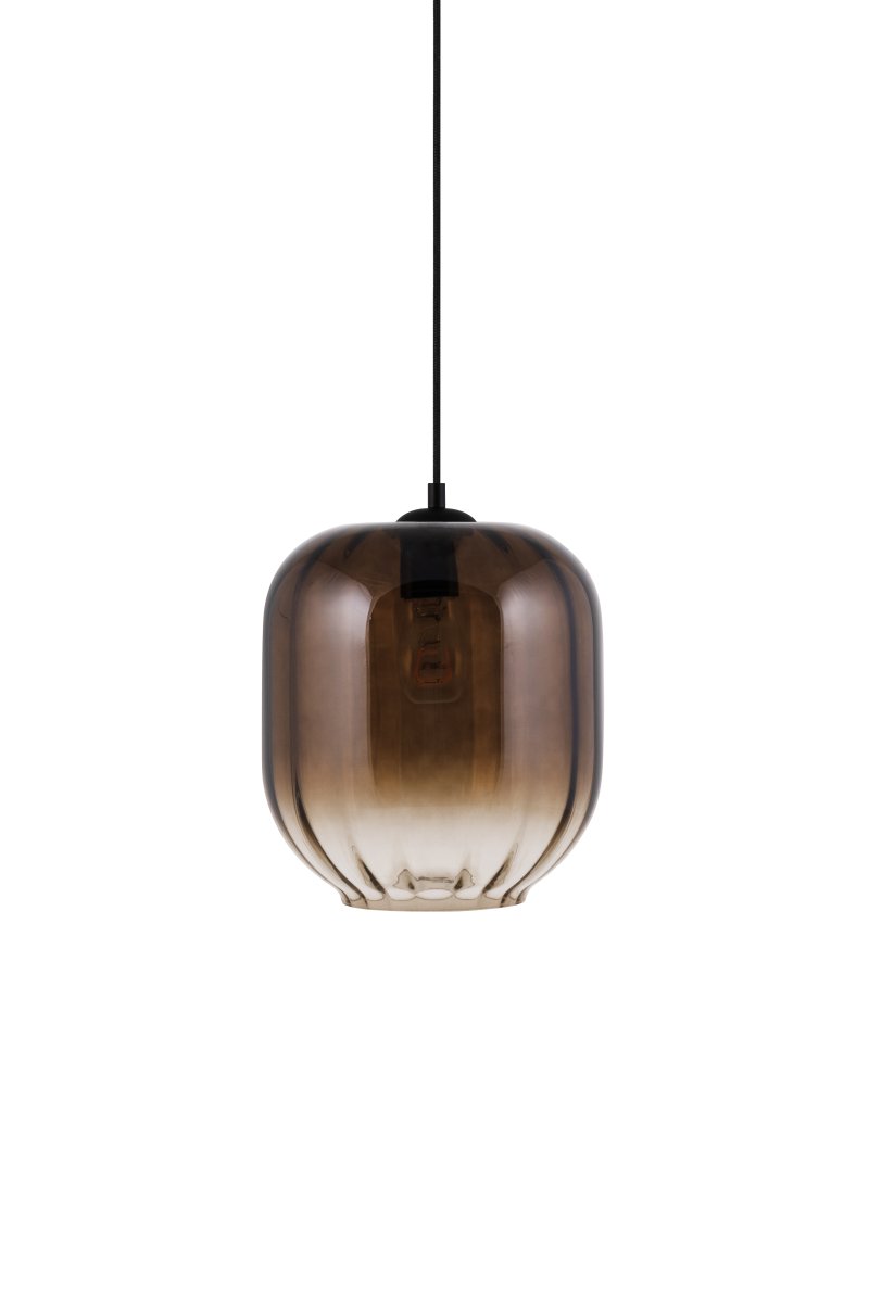 Haze Ø25 Ruskea kattovalaisin valmistajalta Globen Lighting - Haze on kaunis riippuvalaisin, jonka suupuhallettu lasi on sis&auml;puolelta uurrettu.