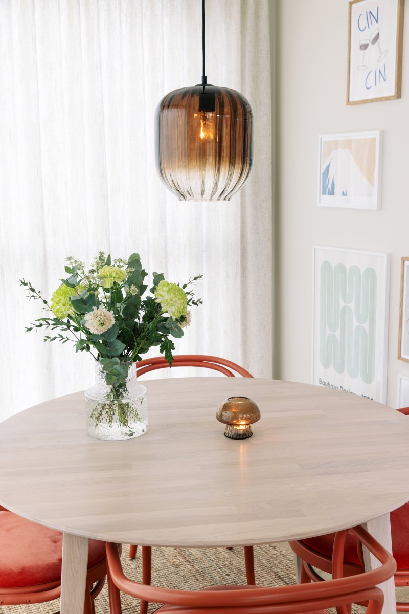 Haze Ø25 Ruskea kattovalaisin valmistajalta Globen Lighting - Haze on kaunis riippuvalaisin, jonka suupuhallettu lasi on sis&auml;puolelta uurrettu.