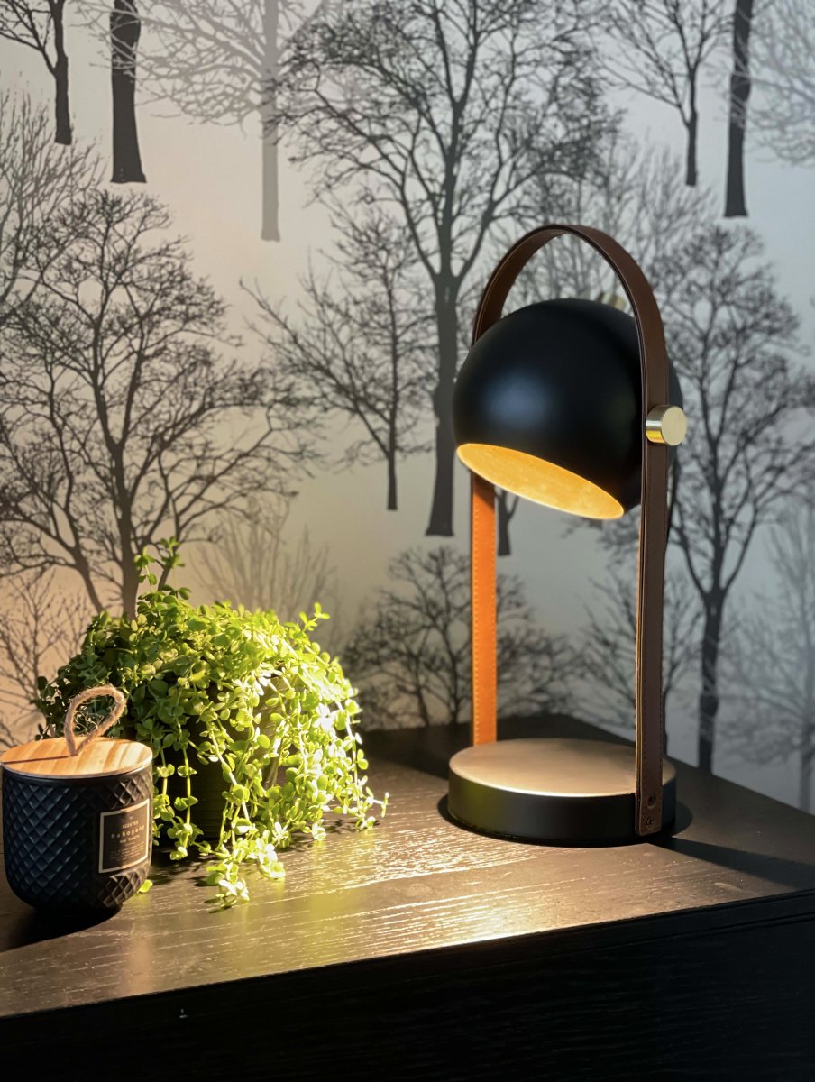 Bow 38cm Musta pöytävalaisin valmistajalta Aneta Lighting - Pöytävalaisin mustaksi lakattua metallia, yksityiskohdat matta messinkiä ja ruskeaa nahkaa.