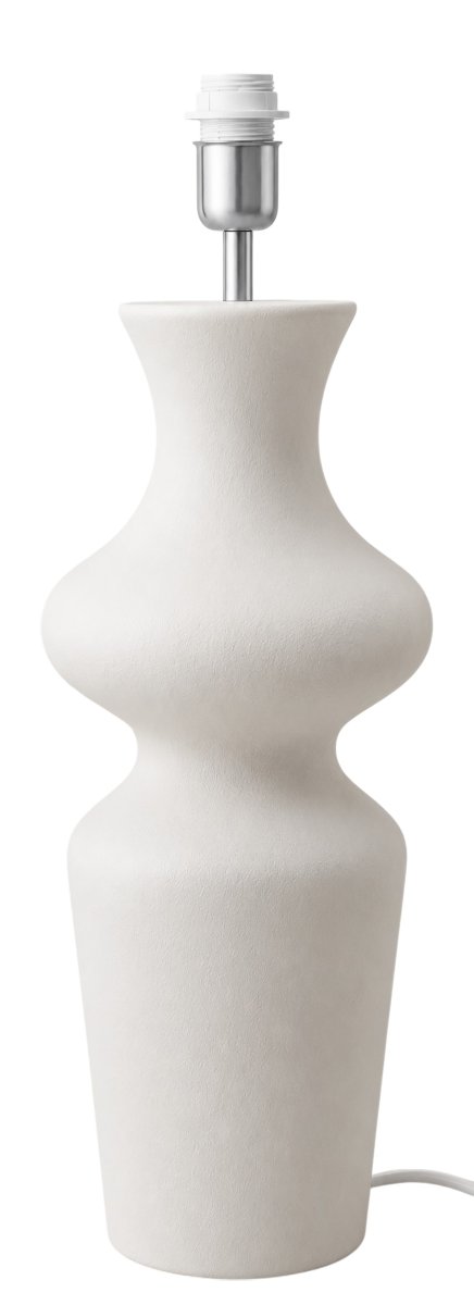 Zoomaa kuva kohteesta Belladonna 60cm Vit lampunjalka valmistajalta Hallbergs - Den vita, strukturerade finishen framh&auml;ver lampans organiska former och g&ouml;r den enkel att kombinera med olika typer av lampsk&auml;rmar och inredningsstilar.