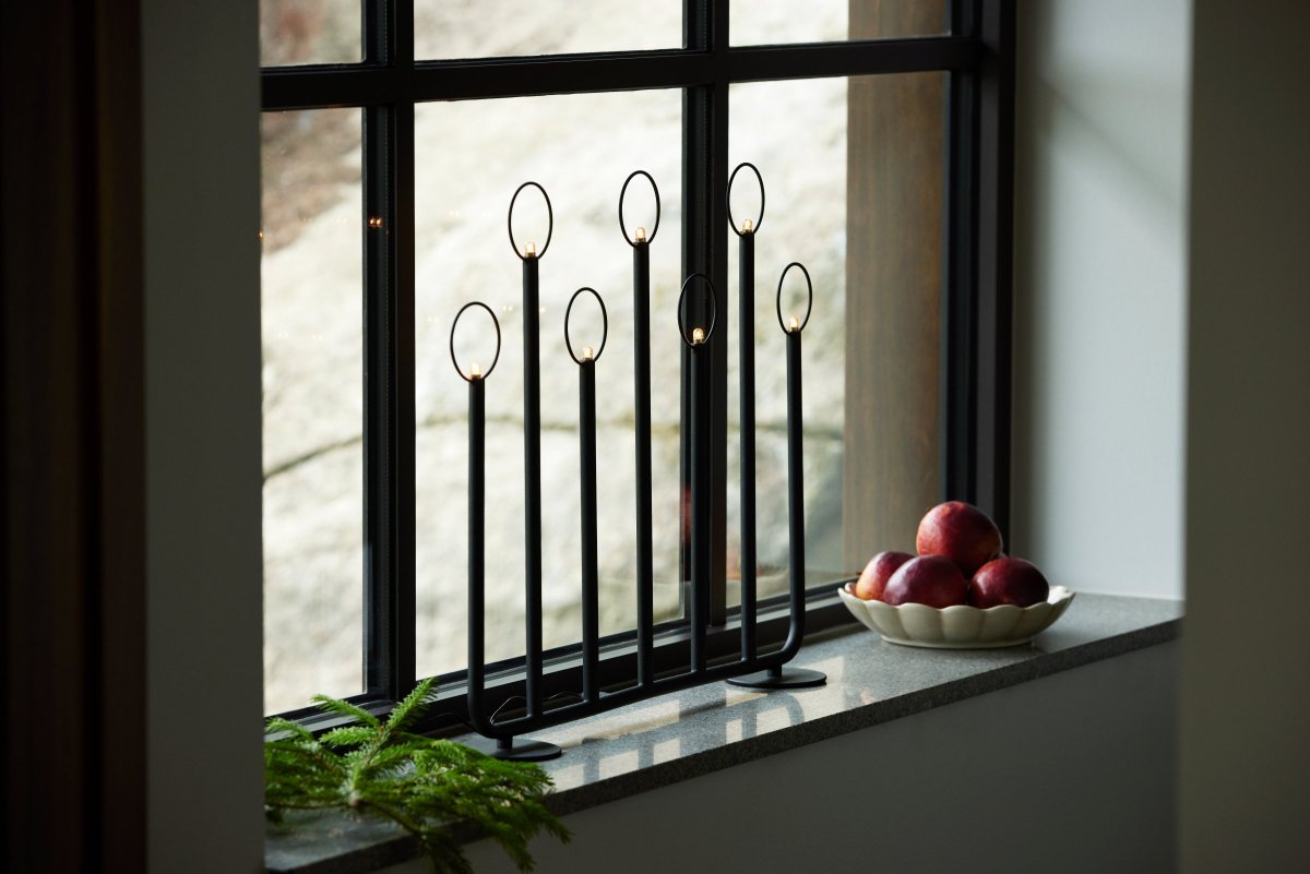 Natale Musta valmistajalta Globen Lighting - Tämä klassinen ja tyylikäs adventtikynttilänjalka on yksityiskohta, jonka valitset vuosi toisensa jälkeen, kun sahramin, kanelin ja kuuseriisin tuoksut lähestyvät jälleen.