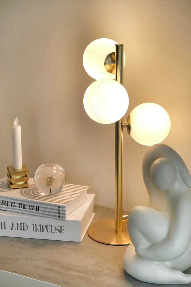 Molekyl 46cm Matta messinki pöytävalaisin valmistajalta Aneta Lighting - Molekyl-pöytävalaisin lampun kannalla matta messinkiä ja 3 opaalivalkoista lasikuppia.