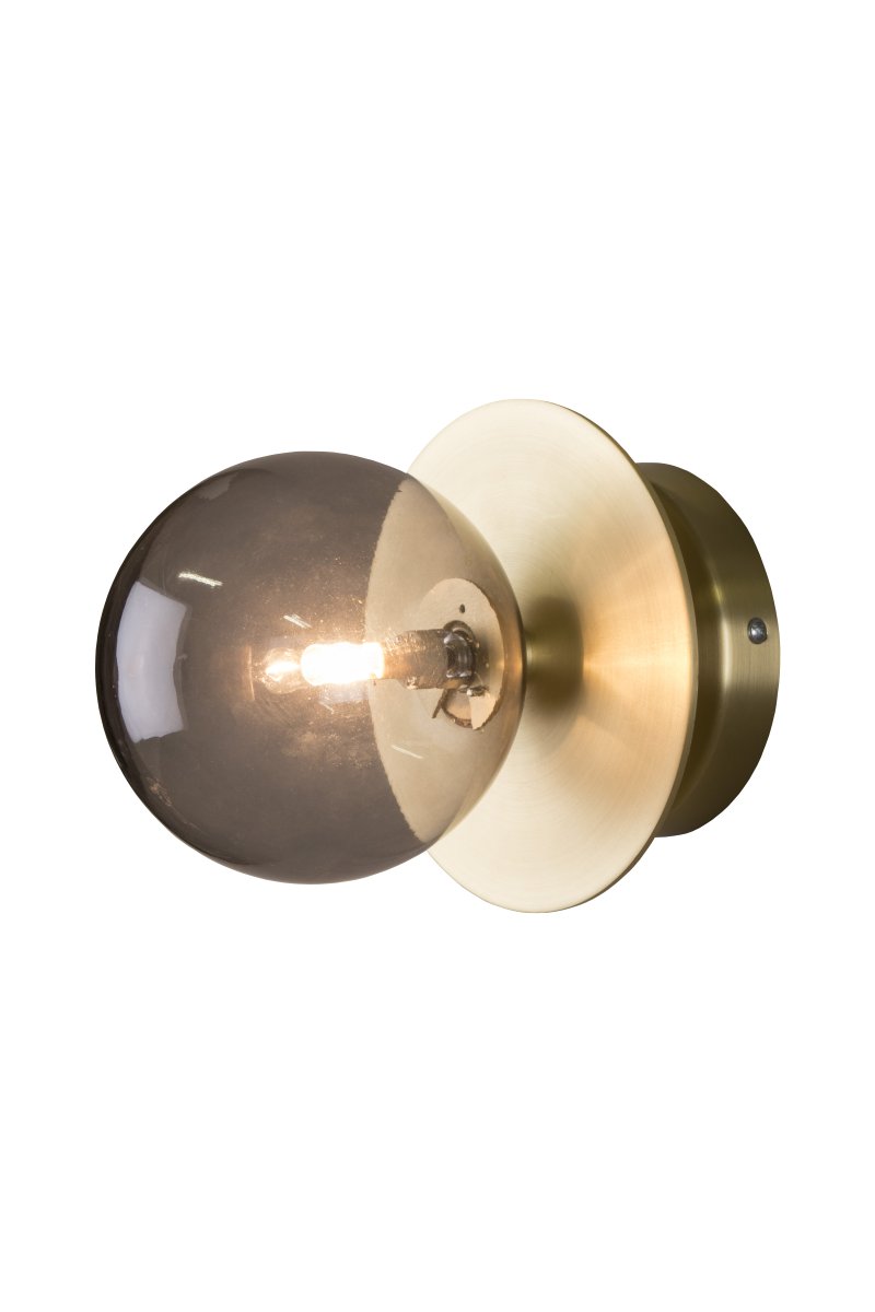Art Deco Ø16 Harjattu messinki/savu kylpyhuoneen valaisin valmistajalta Globen Lighting - Valaisin on valmistettu metallista ja siinä on savulasivarjostin, joka luo kauniin valonjaon huoneeseen.
