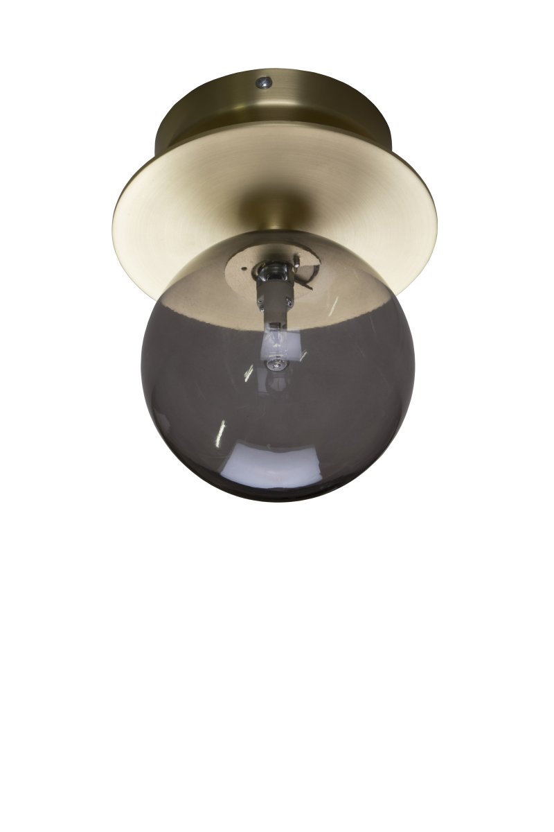 Art Deco Ø16 Harjattu messinki/savu kylpyhuoneen valaisin valmistajalta Globen Lighting - Valaisin on valmistettu metallista ja siinä on savulasivarjostin, joka luo kauniin valonjaon huoneeseen.