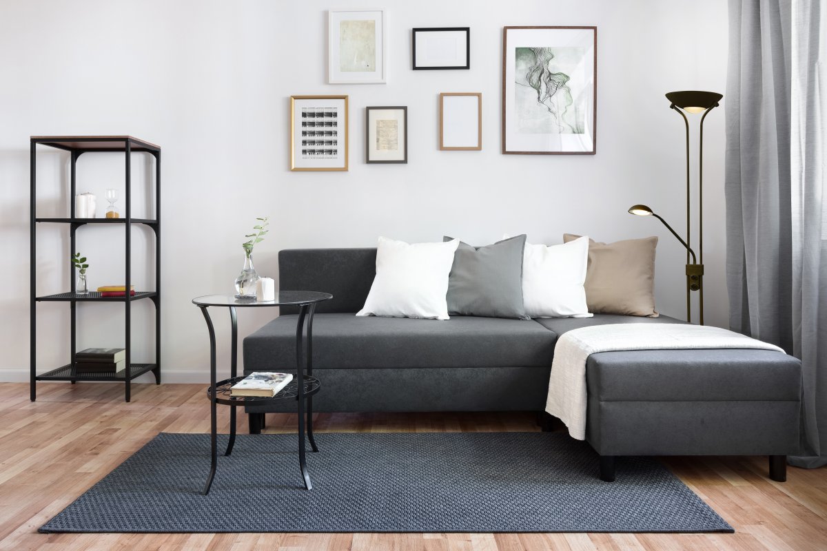 Nice Musta lattiavalaisin valmistajalta Aneta Lighting - Mukava lattiavalaisin sopii t&auml;ydellisesti sek&auml; t&ouml;ihin ett&auml; perjantai-iltaan ja antaa 3000K l&auml;mpim&auml;n valkoisen hehkun.