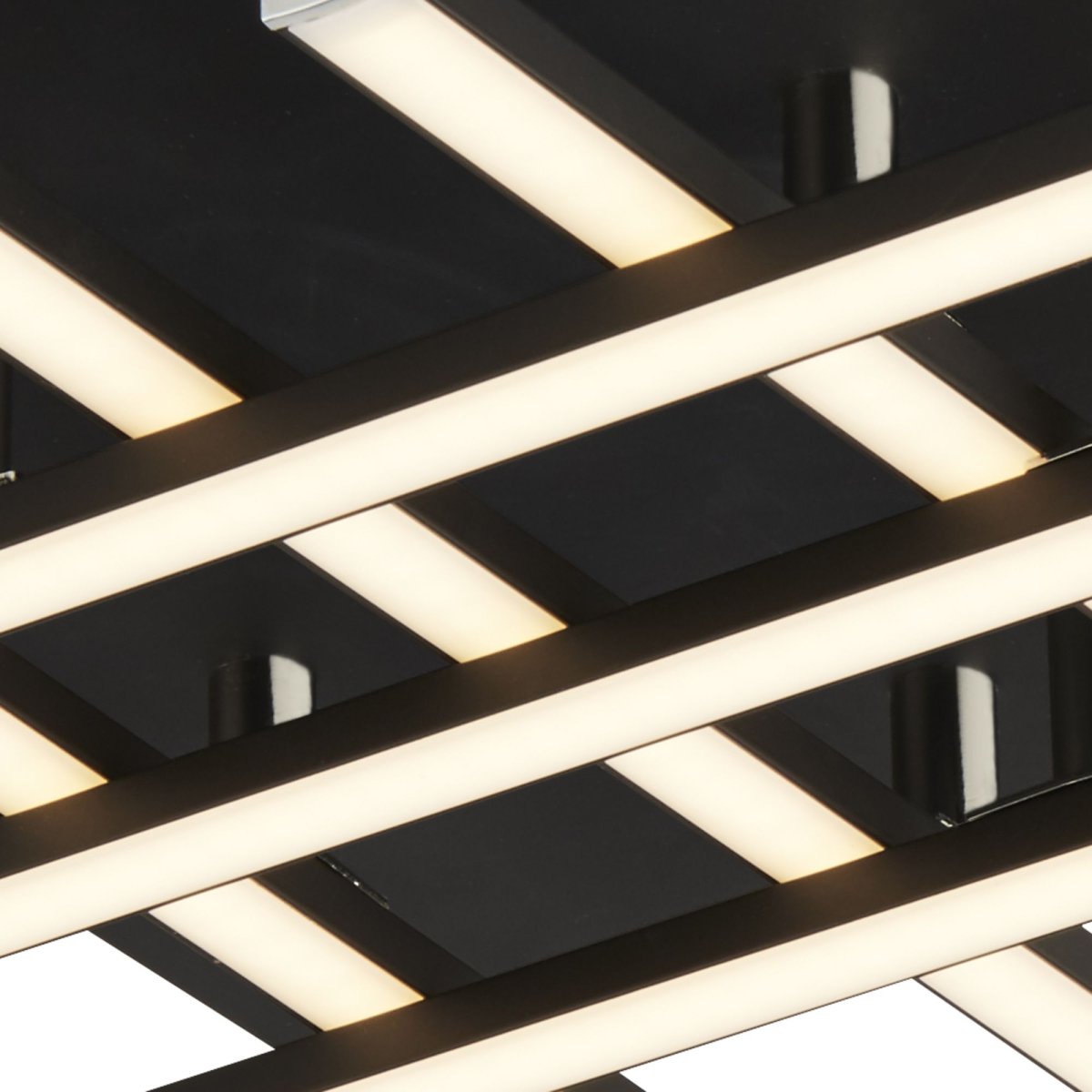 Matrix 45cm Matta musta plafondi valmistajalta Searchlight - T&auml;m&auml; puhdas ja tyylik&auml;s valaisin sopii t&auml;ydellisesti huoneisiin, joissa on matala katto, kuten makuuhuoneet, olohuoneet tai k&auml;yt&auml;v&auml;t, ja se lis&auml;&auml; huomiota her&auml;tt&auml;v&auml;n yksityiskohdan.