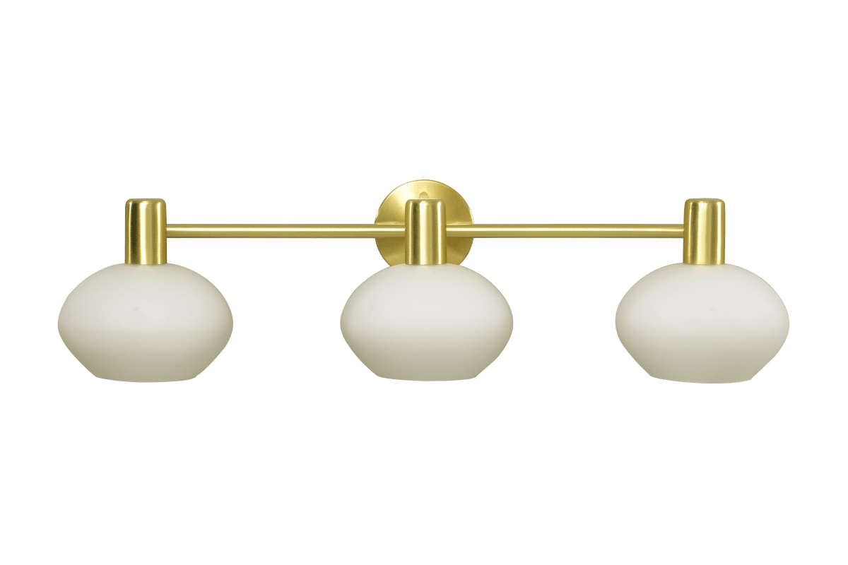 Elba 63cm Matt Brass kylpyhuoneen valaisin valmistajalta Aneta Lighting - Tässä metallista ja mattapintaisesta messingistä valmistetussa seinävalaisimessa on tyylikäs muotoilu ja kolme kauniisti muotoiltua opaalivalkoista lasikupua, jotka luovat pehmeän ja miellyttävän valon.