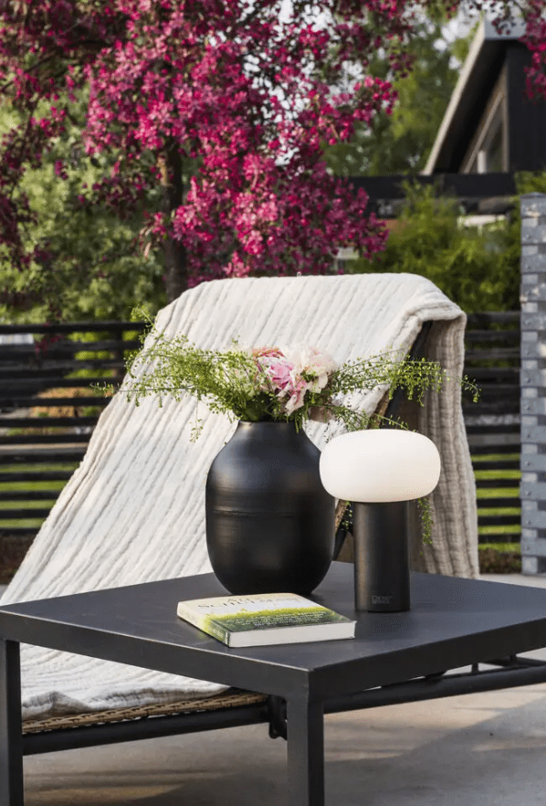 Antibes 20cm Musta Siirrettävä valmistajalta Konstsmide - Antibes on moderni ladattava pöytävalaisin ulkokäyttöön, jossa on monia toimintoja.