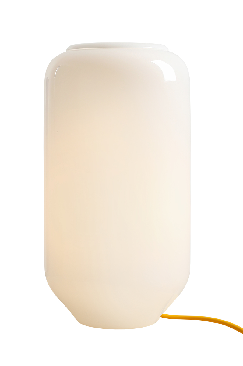 Flask 36cm Valkoinen/keltainen pöytävalaisin valmistajalta Artera - Korkea, pyöristetty opaalilasivarjostin levittää pehmeää ja miellyttävää valoa, joka luo lämpimän ja kutsuvan tunnelman.
