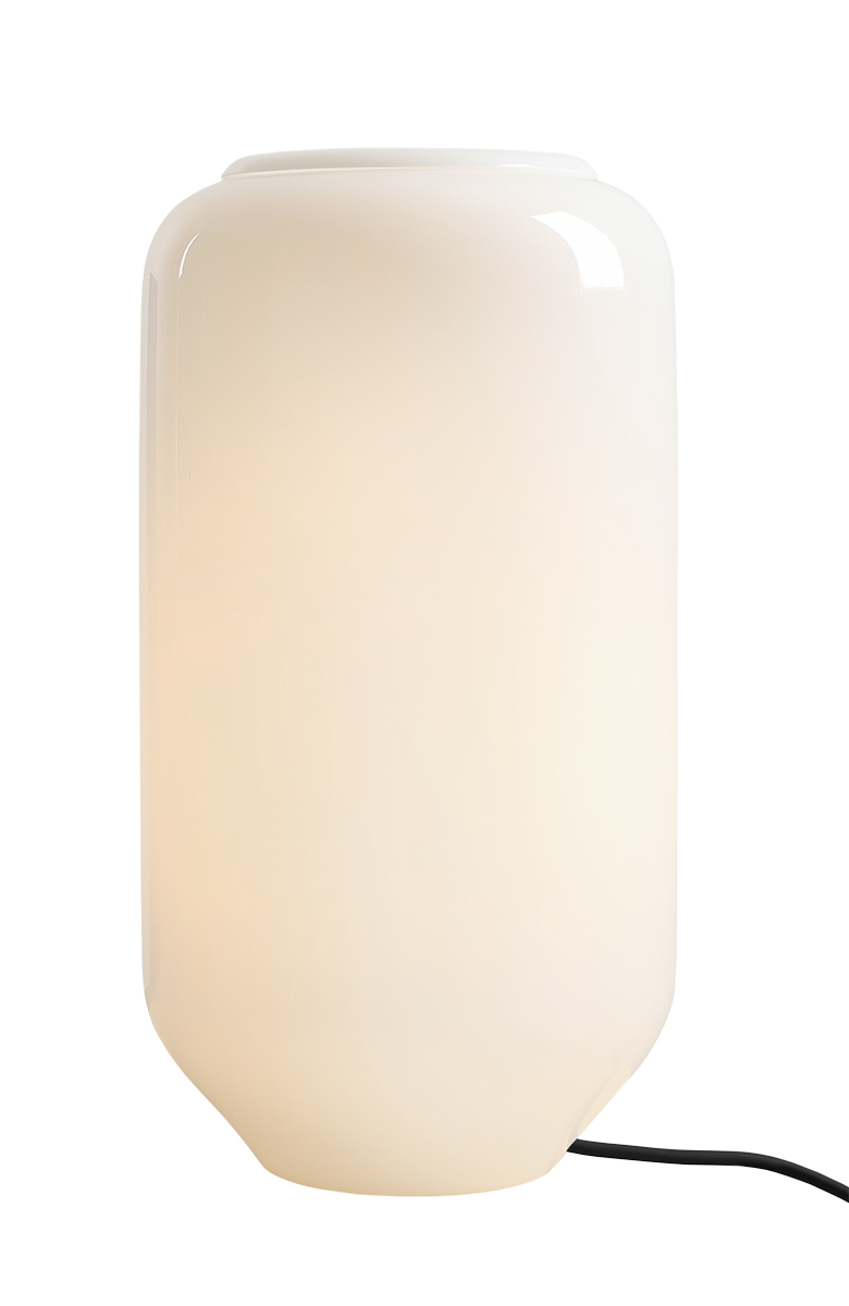 Flask 36cm Valkoinen/musta pöytävalaisin valmistajalta Artera - Korkea, pyöristetty opaalilasivarjostin levittää pehmeää ja miellyttävää valoa, joka luo lämpimän ja kutsuvan tunnelman.