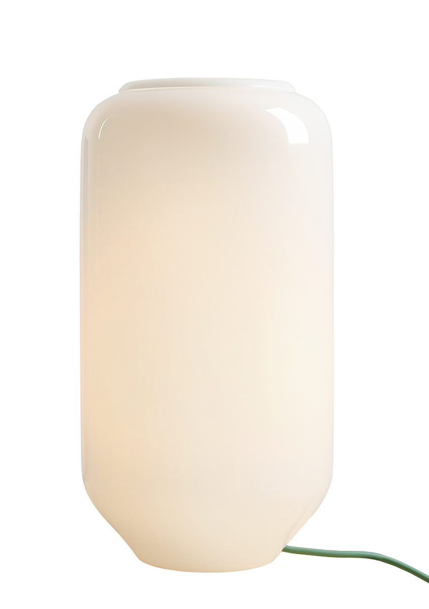 Flask 36cm Valkoinen/vihreä pöytävalaisin valmistajalta Artera - Korkea, pyöristetty opaalilasivarjostin levittää pehmeää ja miellyttävää valoa, joka luo lämpimän ja kutsuvan tunnelman.
