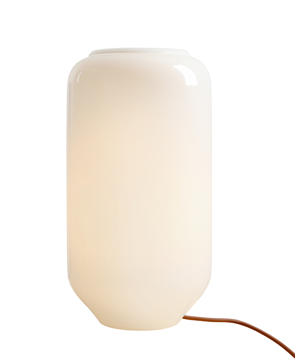 Flask 36cm Valkoinen/terrakotta pöytävalaisin valmistajalta Artera - Korkea, pyöristetty opaalilasivarjostin levittää pehmeää ja miellyttävää valoa, joka luo lämpimän ja kutsuvan tunnelman.