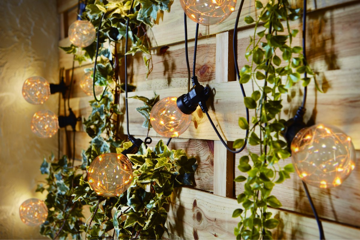 Garden micro-light Yhdistettävä 10m Musta valmistajalta Pixie Design - Kun ajastin on p&auml;&auml;ll&auml;; se palaa 8 tuntia ja on pois p&auml;&auml;lt&auml; 16 tuntia.