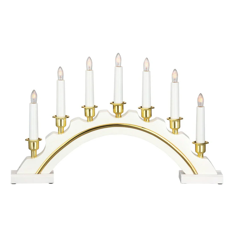 Celine Valkoinen valmistajalta Markslöjd - Celine Advent Candlestick White on ajaton ja tyylik&auml;s kynttil&auml;njalka adventtiaikaan.