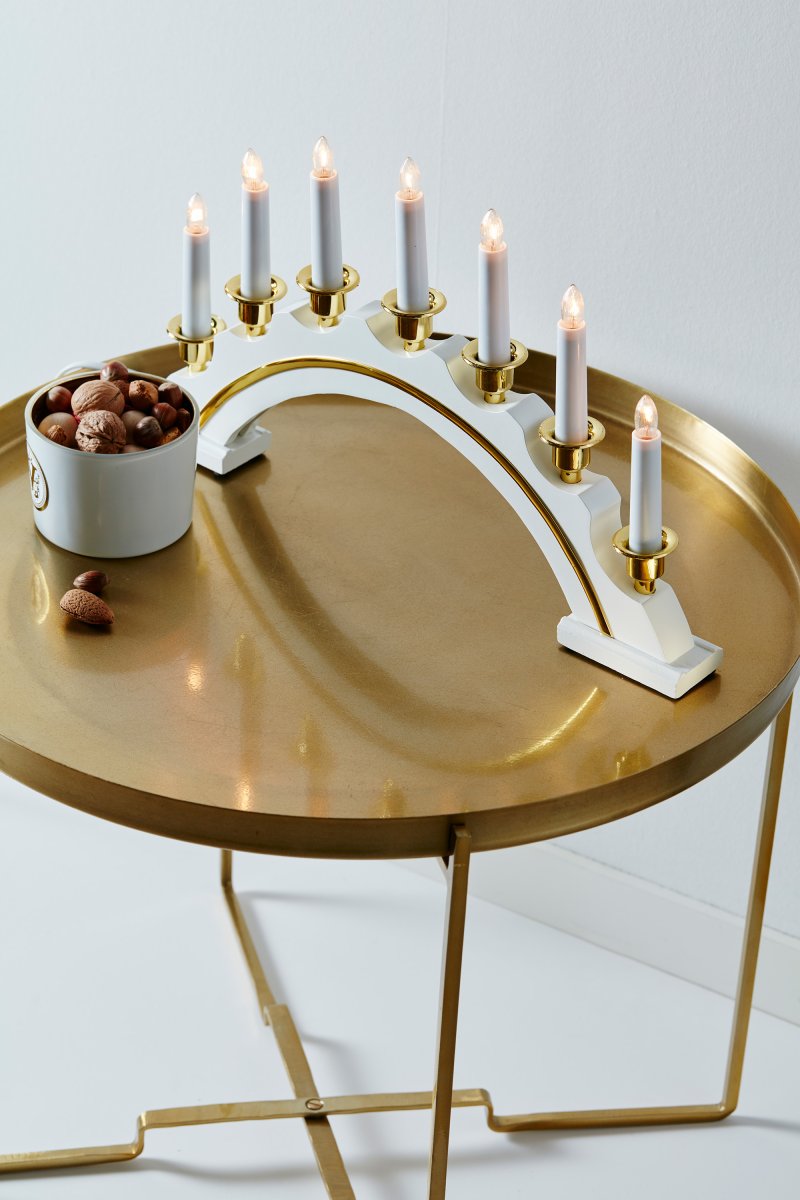 Celine Valkoinen valmistajalta Markslöjd - Celine Advent Candlestick White on ajaton ja tyylik&auml;s kynttil&auml;njalka adventtiaikaan.