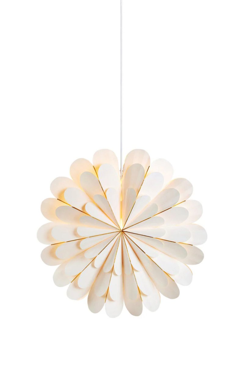 Marigold Ø45 Valkoinen valmistajalta Markslöjd - Kauniin valkoisen paperin&auml;yt&ouml;ns&auml; ansiosta se antaa pehme&auml;n ja modernin tunteen, joka on kaunis kontrasti perinteisempiin joulut&auml;htiin.